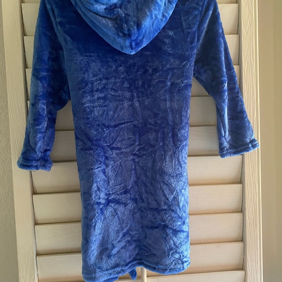 NEW Unisex child's robe . Pretty blue and extremely soft. - Picture 3 of 5
